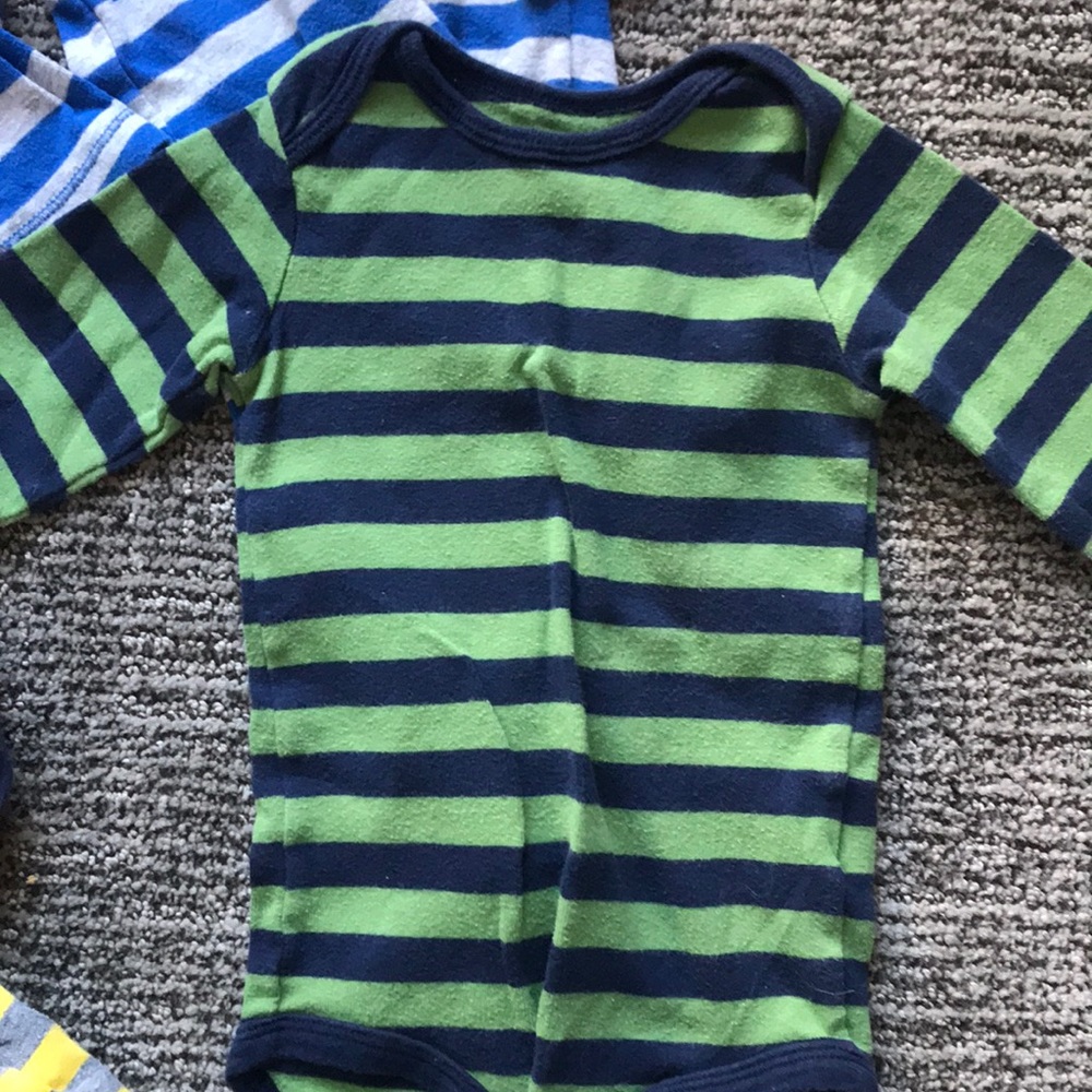 4 pack Carter’s long sleeve onesie. 12months - Picture 3 of 6